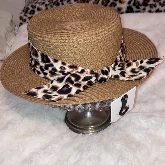 🆕️🆑️Adorable Summer Hat with Leopard embellishment. - Picture 2 of 8